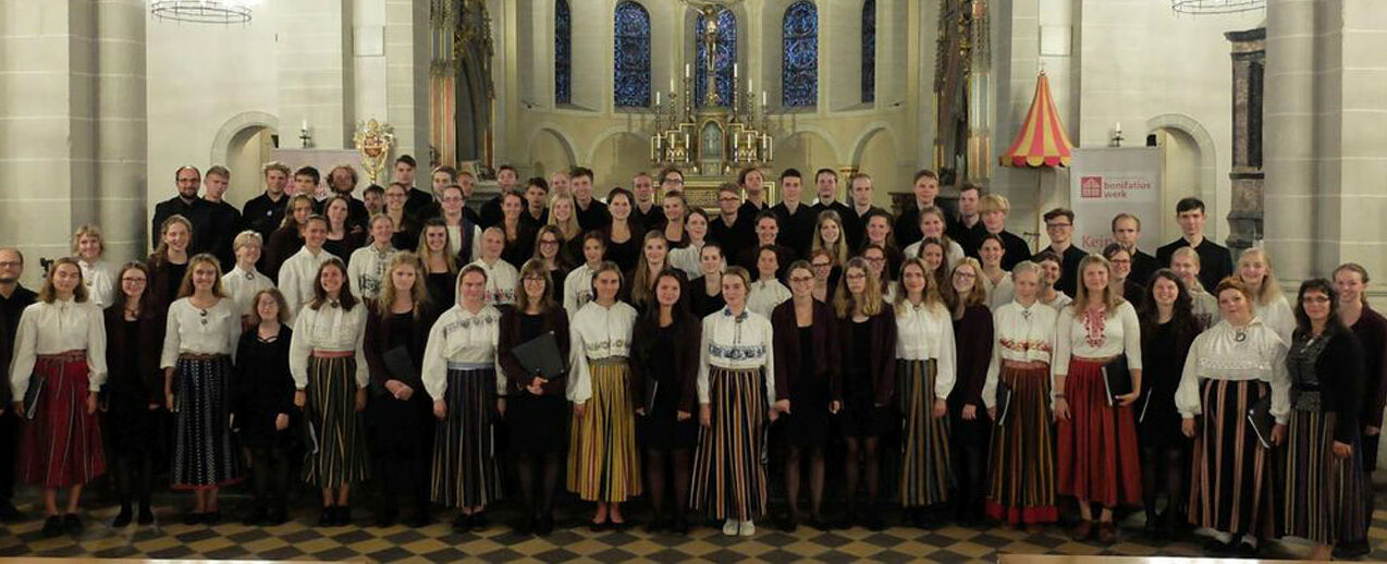 Die Jugendkammerchöre der Singschule Koblenz und des Altstadtgymnasiums zu Tallinn nach Ihrem Konzert in der Basilika St. Kastor. (Foto: Achim Tieftrunk)