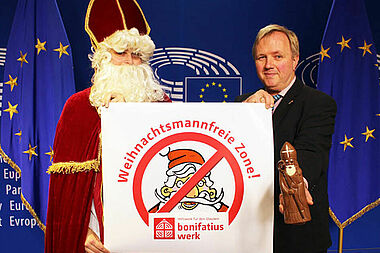 Werben in Brüssel gemeinsam für echte Werte, Kinderrechte und ein segensreiches Europa: Europaabgeordneter Arne Gericke (Familien-Partei) und der „echte“ Bischof Nikolaus
