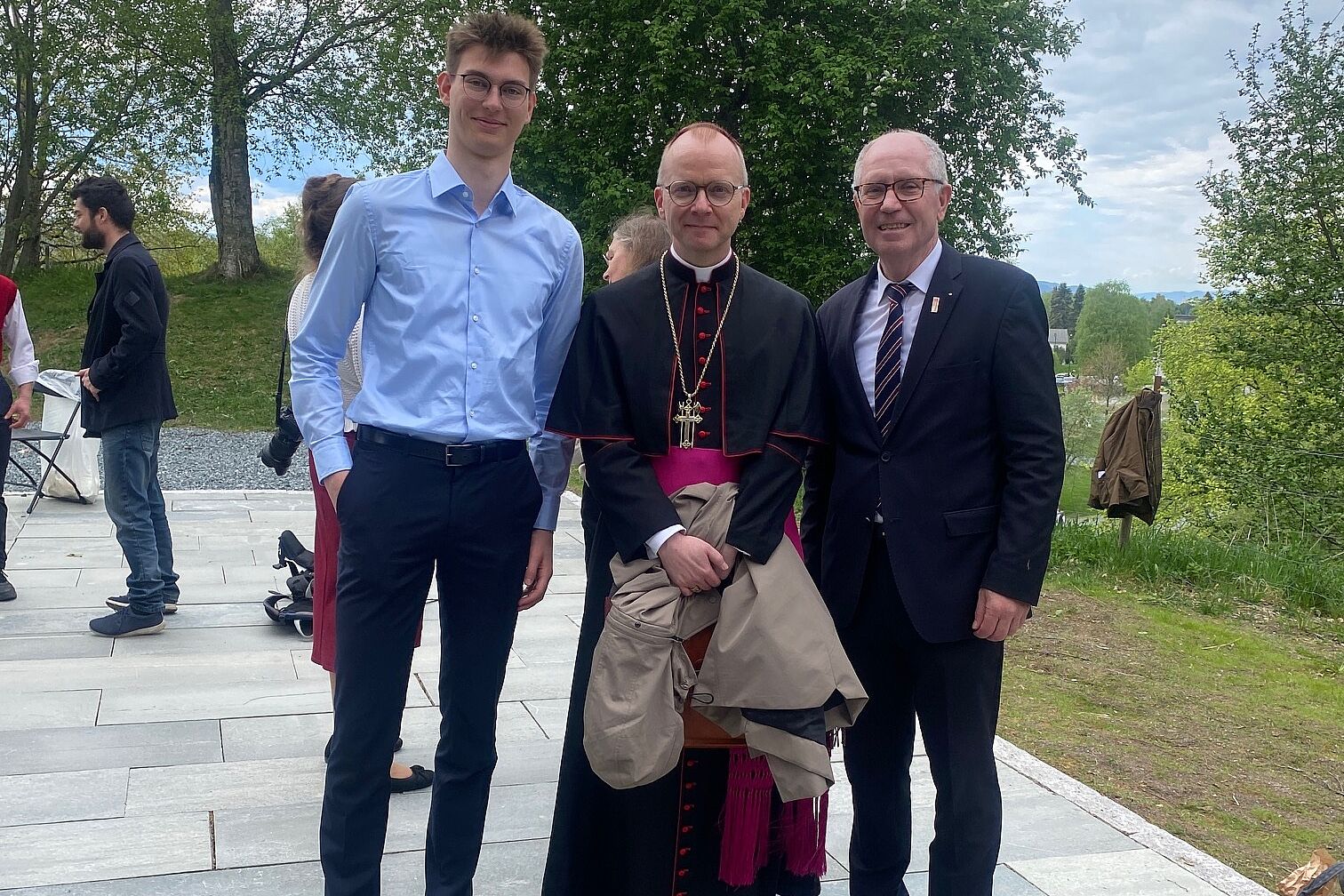 Nach dem Gottesdienst (von links): Benjamin, Bonifatiuswerk-Praktikant im Norden, Bischof Erik Varden und Bonifatiuswerk-Präsident Manfred Müller (Foto: Pål Johannes Nes/EWTN Norge)