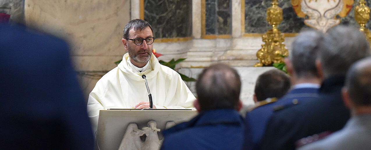 Militärseelsorger Thomas Pinzer (Marinestützpunkt Kiel) macht sich dieser Tage auf dem Weg zu einem mehrmonatigen Auslandseinsatz in Naqura im Süden Libanons. (Foto: Katholisches Militärbischofsamt / Doreen Bierdel)