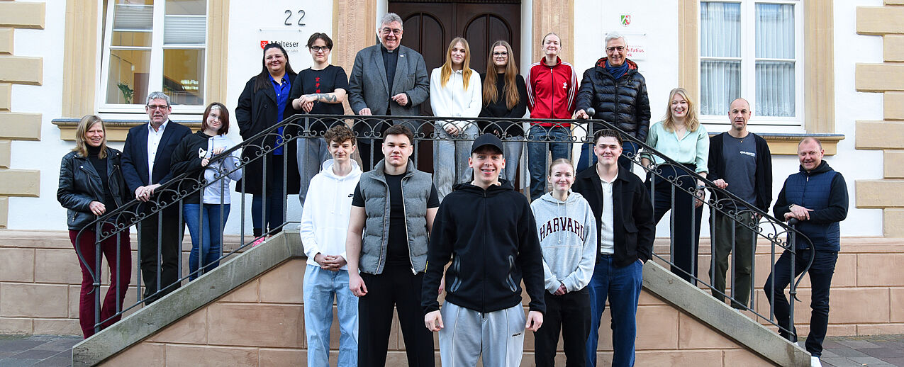 Zehn Schülerinnen und Schüler der Manege-Schule Berlin freuen sich auf ihr Praktikum in Paderborn. Der Startschuss fiel heute im Bonifatiuswerk. Dort wurden die jungen Menschen und die Verantwortlichen der Betriebe von Bonifatiuswerk-Generalsekretär Msgr. Georg Austen (6.v.l.), Bonifatiuswerk-Geschäftsführer Ingo Imenkämper (2.v.l.) und Bonifatiuswerk-Referentin Marisa Grummich (3.v.r.) begrüßt. (Foto: Theresa Meier)