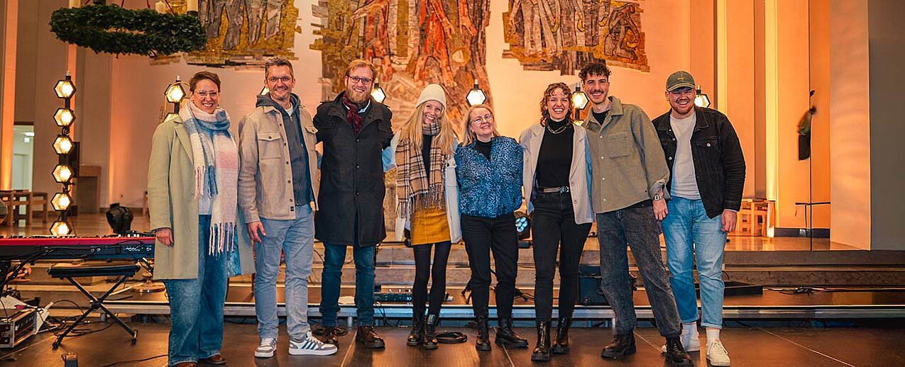 	Die Teams aus der Erzdiözese Freiburg und der Diözese Rottenburg-Stuttgart gemeinsam auf der Bühne (von links): Nadine Maier, Tobias Aldinger, Jan Eisele, Anni Lenz,Claudia Weiler, Heike Ostertag, Seba Heeß und Sebastian Steiner. (Bild: Joscha Reuther)