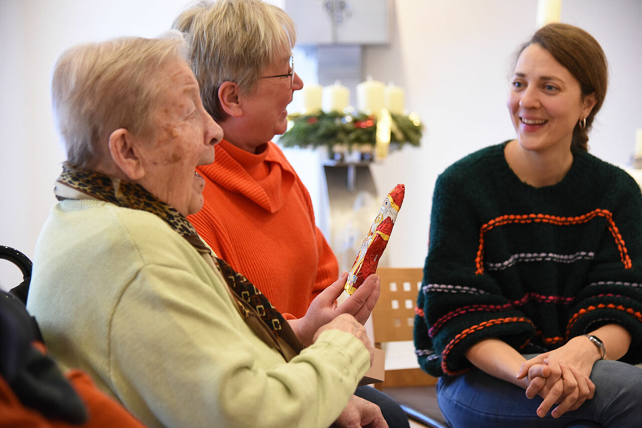 Zum Abschluss wurden noch die vom Bonifatiuswerk geförderten Schokoladennikoläuse an die Bewohnerinnen verteilt. (Foto: Theresa Meier)