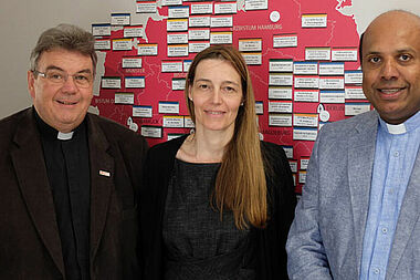 Monsignore Georg Austen (rechts) mit Sabine Denner und Pater Jilson Mathew. Foto: Niklas Wagner