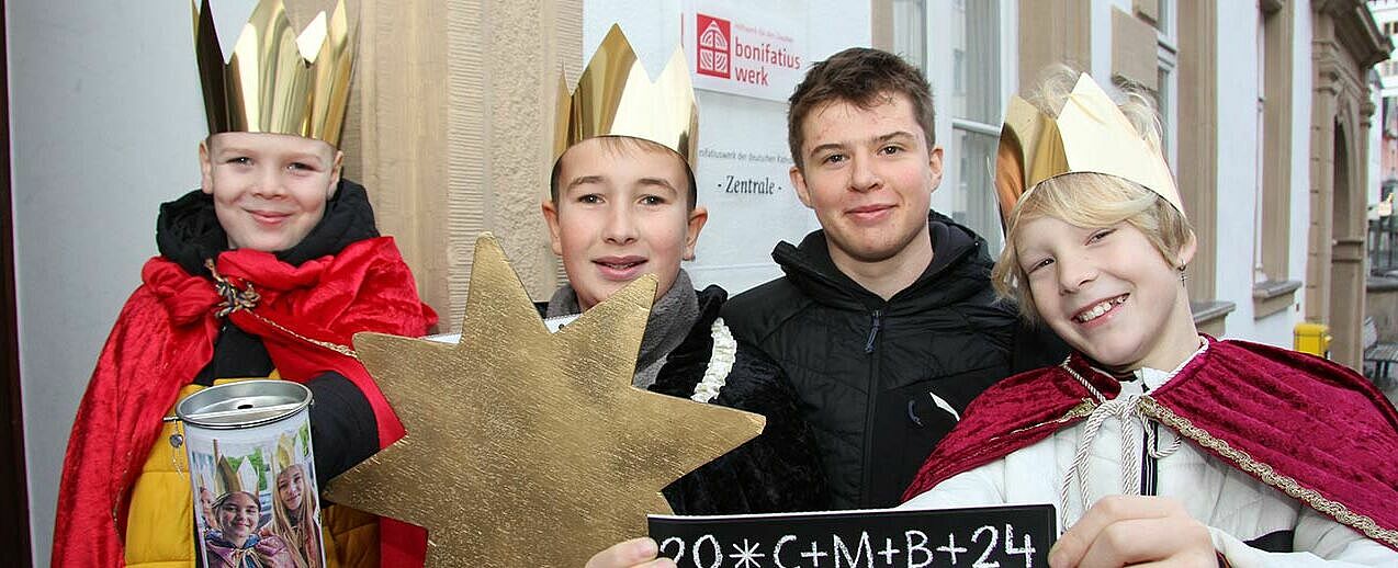 Florian (von links, 11), Jonas (12), Begleiter Charlie Kilz (19) und Moritz (10) aus der Pfarrei St. Liborius in Paderborn bringen den Segen "20 * C + M + B + 24" ins Bonifatiushaus. (Foto: Matthias Band)