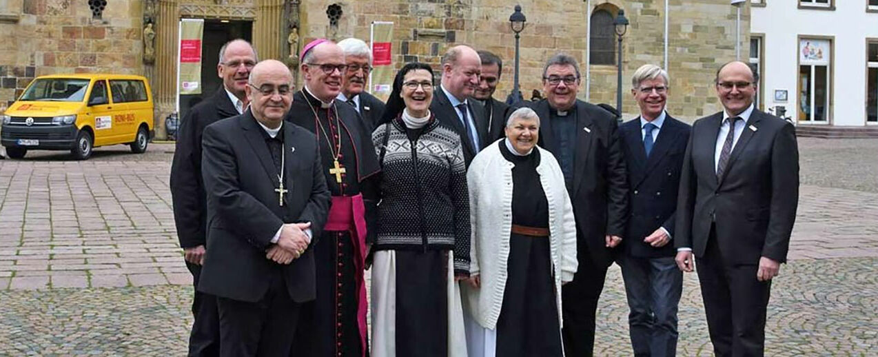 Opening of the campaign in Osnabrück. (from left to right): Father Dr. Andreas Knapp (author), Bishop Berislav Grgic (Prelature of Tromsø in Norway), Auxiliary Bishop Johannes Wübbe (Diocese of Osnabrück), Heinz Paus (President of the Bonifatuswerk), Sr. Brigitte (Prioress of St. Mary’s Monastery on Tautra), Reinhold Hilbers, member of the local parliament (Minister of Finance of Lower Saxony), Sr. Gilchrist (St. Mary’s Monastery on Tautra), Bishop Philippe Jourdan (Tallinn in Estonia), Monsignore Georg Austen (Secretary General of the Bonifatiuswerk), Burkhard Jasper (Mayor of Osnabrück), Martin Guntermann (Executive Director of the Bonifatiuswerk). Photo: Theresa Meier
