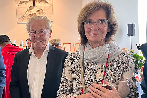 Die Paderbornerin Barbara Tigges-Mettenmeier nahm mit ihrem Partner Bernd Schepers an der Kirchweihe teil. Foto: Yvonne Willicks