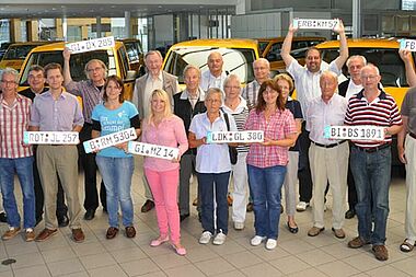 Die Vertreter von neun Kirchengemeinden und katholischen Institutionen aus den (Erz-)Bistümern Bamberg, Berlin, Paderborn, Limburg und Mainz freuten sich in Paderborn über ihre neuen BONI-Busse. (Foto: Kleibold/Bonifatiuswerk)