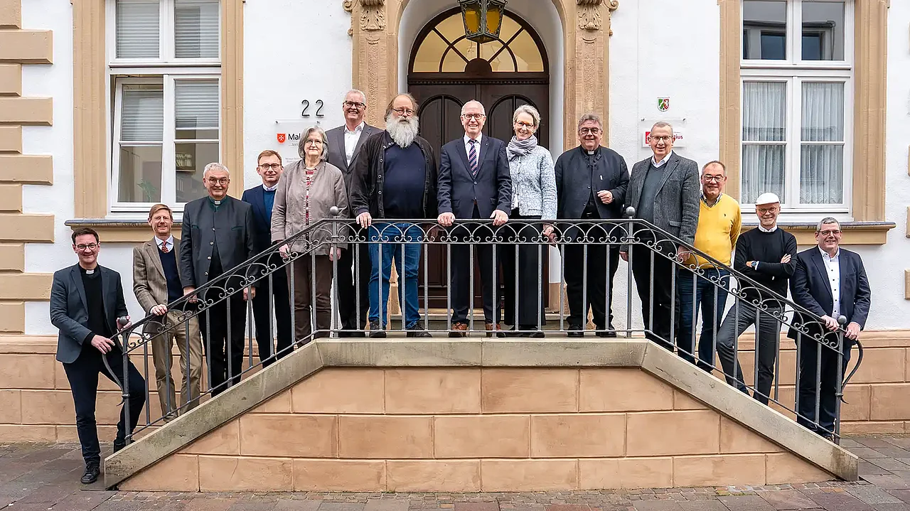 Die Mitglieder des Bonifatiusrates (v.l.): Generalvikar Markus Kurzweil, Nicolaus Graf Droste zu Vischering, Generalvikar Thomas Dornseifer, Martin Wilk, Dr. Annegret Beck, Michael Focke, Michael Hänsch, Manfred Müller (Präsident), Freifrau Caroline von Ketteler (Vizepräsidentin), Bonifatiuswerk-Generalsekretär Monsignore Georg Austen, Dr. Martin Schomaker, Josef Gründel, Mathias Laminski und Bonifatiuswerk-Geschäftsführer Ingo Imenkämper. Nicht auf dem Bild: Klaus Henke. Foto: Hartmut Salzmann