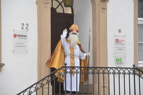 Bischof Nikolaus grüßt vor dem Bonifatiuswerk (Foto: Marius Thöne)