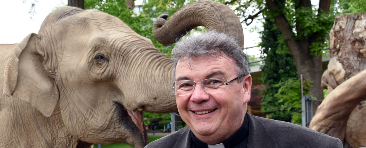 Monsignore Georg Austen mit einem Elefanten im Karlsruher Zoo. (Foto: Patrick Kleibold)