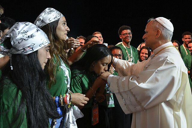 Papst Leo XIV. begrüßt Jugendliche, die aus der ganzen Welt zum Jugendtreffen nach Rom gepilgert sind. (Foto: Vatican Media)