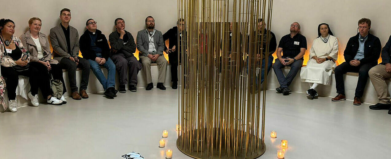 Die Ansprechpartner der Jugendpastoral nahmen an einer spirituellen Kirchenführung durch die Jugendkirche im Jugendhaus Hardehausen teil. (Foto: Julian Heese)