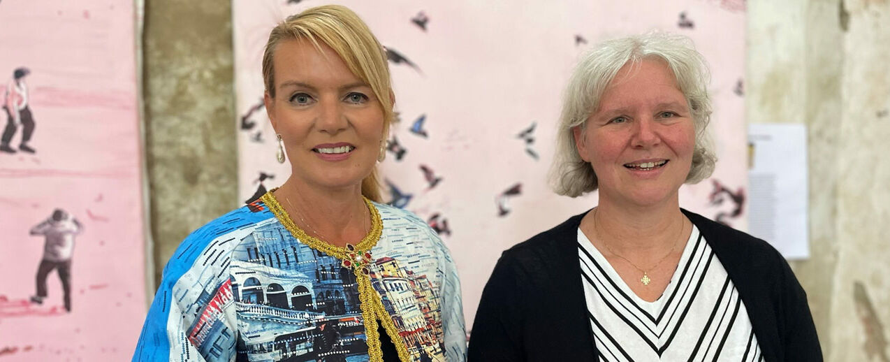 Die Künstlerin Sylvia Vandermeer mit der Tourismusseelsorgerin für Rügen Marion Brechan. (Foto: A. Käske) 