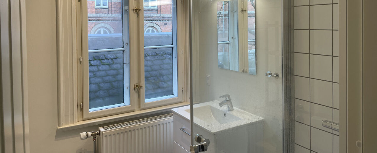 Das neue Badezimmer präsentiert sich modern und funktionell. (Foto: Stefano Tarquini)