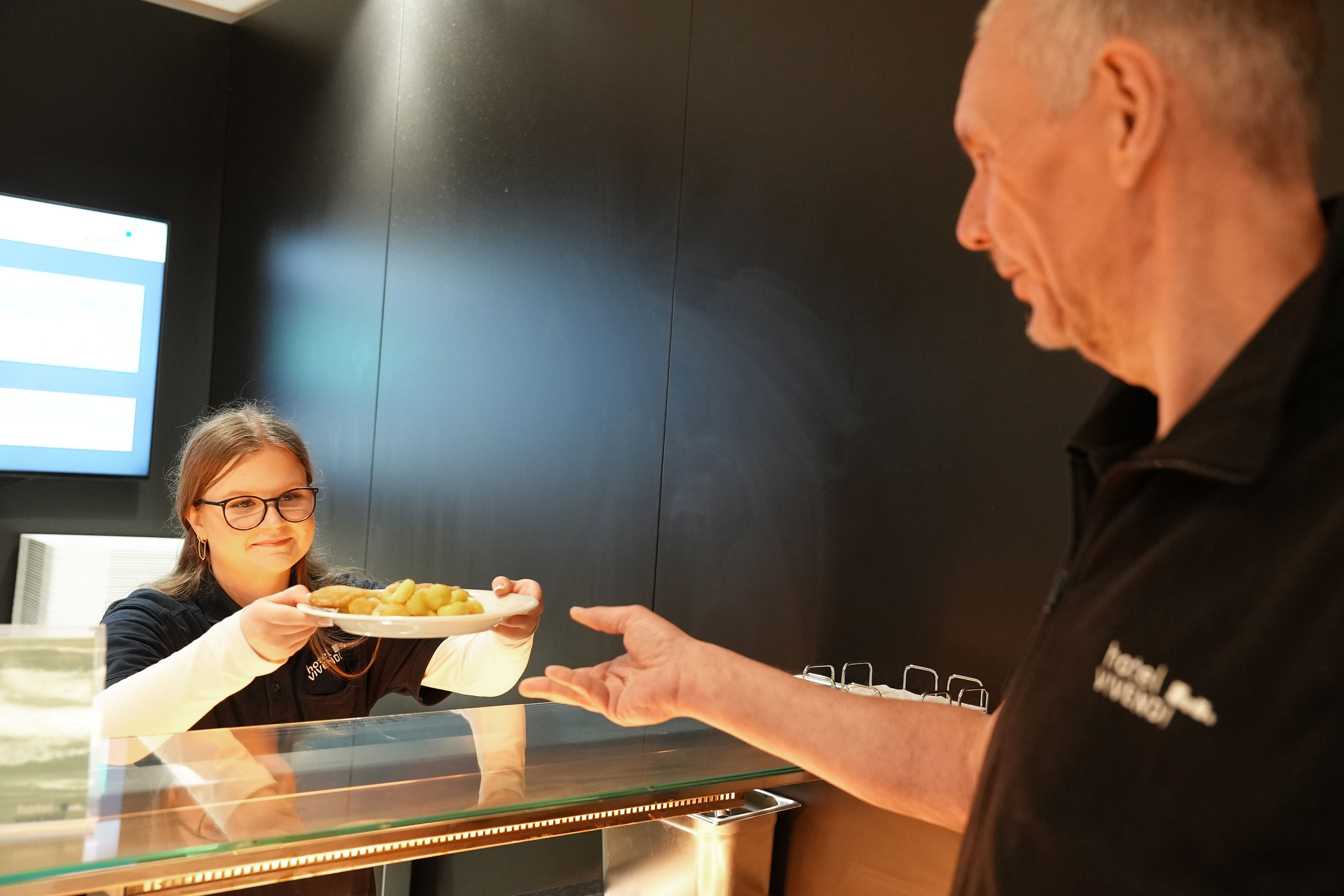 Bei der Essensausgabe kommt die 17-jährige Lea aus Berlin auch ins Gespräch mit den Gästen. (Foto: Theresa Meier)