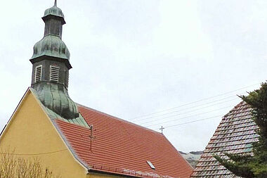 Das Foto zeigt die historische Pfarrkirche St. Josef mit neuem Dach. Foto: Ulrich Wolfarth