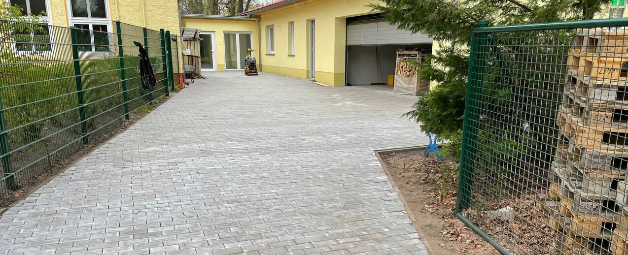 Der Innenhof der Kita Sonnenschein ist neu gepflastert worden. (Foto: Pfarrer Stephan Donath) 