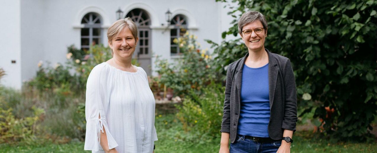 Stephanie Feder (l.) übernimmt von Alexandra Schmitz die Leitung des Programms „Kirche im Mentoring – Frauen steigen auf“. (Foto: Jasmin Breidenbach)