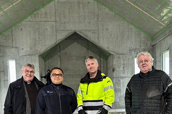 Msgr. Georg Austen im Gespräch mit den Verantwortlichen des Kirchenneubaus in Selfoss. (Foto: privat)
