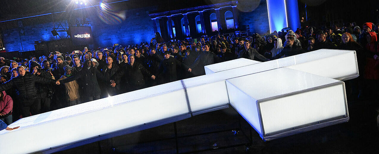 Viele Menschen beten am Leuchtkreuz, das nach der Prozession durch Kassel am Friedrichsplatz angekommen war. (Foto: Wilfried Hiegemann/Bonifatiuswerk)