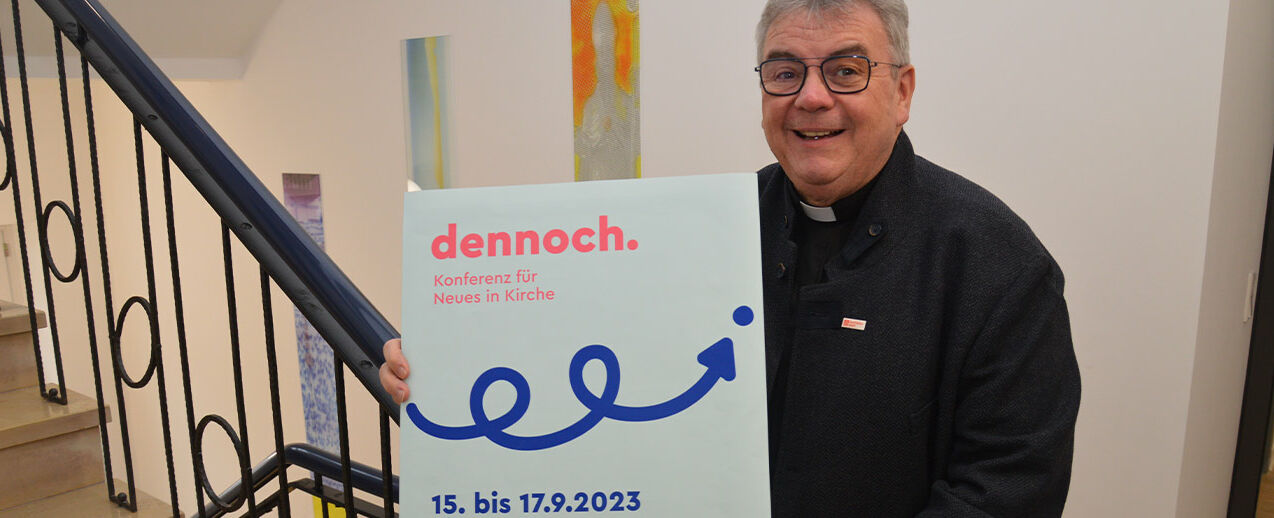 Monsignore Georg Austen ist Generalsekretär des Bonifatiuswerkes. Er stellt das Plakat zur "dennoch-Konferenz" vor. (Foto: Marius Thöne/Bonifatiuswerk)