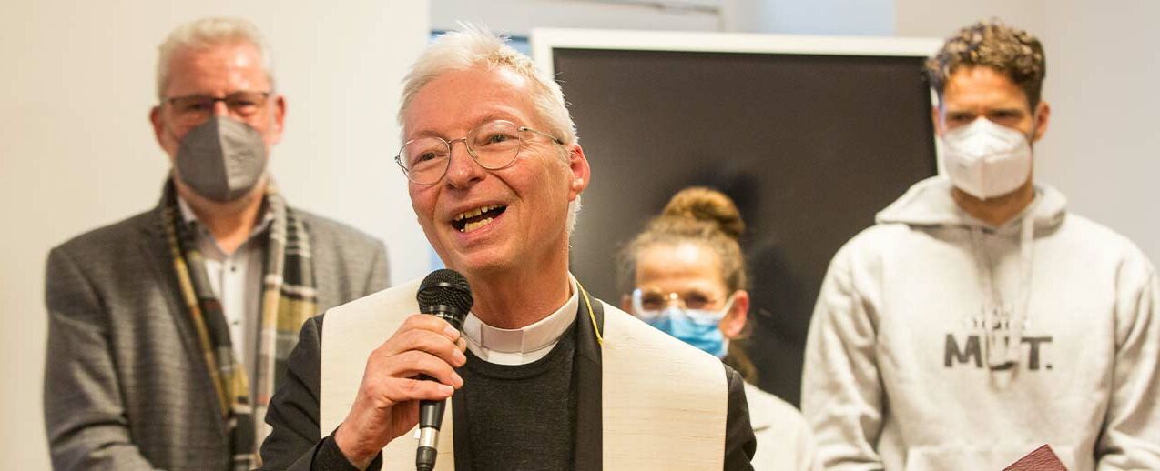 Prälat Dr. Stefan Dybowski spricht bei der Eröffnung des Kinderhospizes. (Foto: Walter Wetzler)