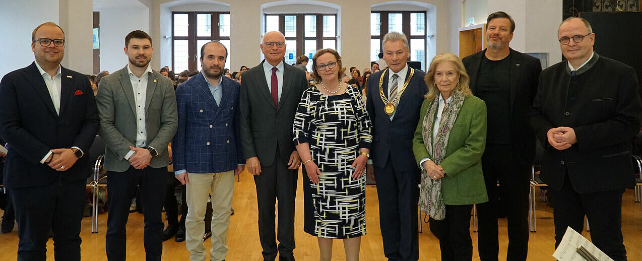 Läuteten gemeinsam die Europawoche ein (v.l.): Julian Heese (Bereichsleiter "Missionarische und diakonisch Pastoral" im Bonifatiuswerk), Maksym Onyshchenko (Vizekonsul des Generalkonsulats der Ukraine in Düsseldorf), Dr. Cesare Trecroci (Konsul des italienischen Konsulats Dortmund),  Hans-Bernd Janzen (stellv. Landrat), Dr. Ulrike Kurth, Vorsitzende des Westfälischen Forums, Dieter Honervogt (stellv. Bürgermeister Stadt Paderborn), Ornella van Tongern, Vorstandsvorsitzende Freundeskreis Mantua, André Wiersig (Extremschwimmer und UN-Botschafter der Ozeane) und Matthias Micheel (Erzbistum Paderborn). (Foto: Lea Horstmann)