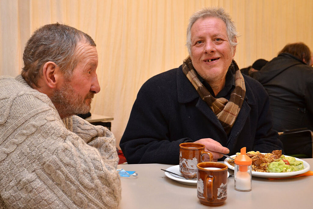 Die Gäste sind froh über das warme Essen an diesem kalten Berliner Winterabend. Viele von ihnen übernachten auch hier. (Foto: Alfred Herrmann)