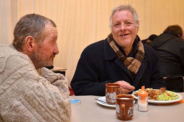 Die Gäste freuen sich und sind dankbar über das warme Essen und die Gesellschaft in der Wärmestube. (Foto: Alfred Herrmann) Die Gäste freuen sich und sind dankbar über das warme Essen und die Gesellschaft in der Wärmestube. (Foto: Alfred Herrmann)