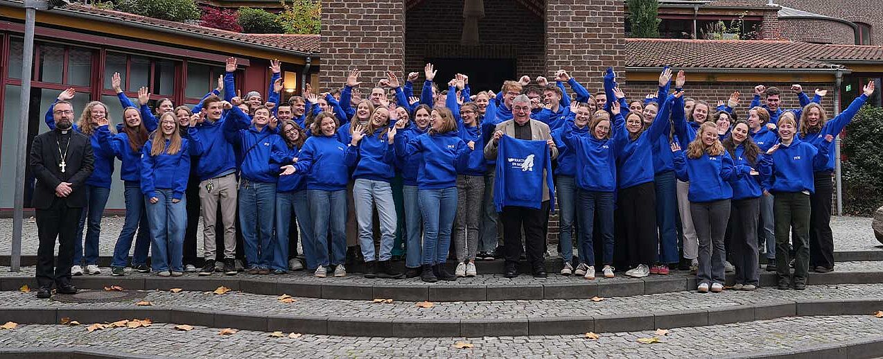 Die ehemaligen "PIN"-Teilnehmenden in ihren neuen Hoodies beim Treffen in Köln mit Bischof Fredrik Hansen (links) und Bonifatiuswerk-Generalsekretär Monsignore Georg Austen (Mitte). (Foto: Marcus Thielking)