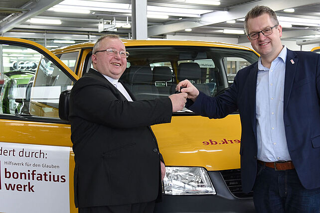 Thomas Twents (re) übergibt Pater Juris Krisuns aus Ventspils den Autoschlüssels des BONI-Busses. (Foto: Sr. Theresita M. Müller)