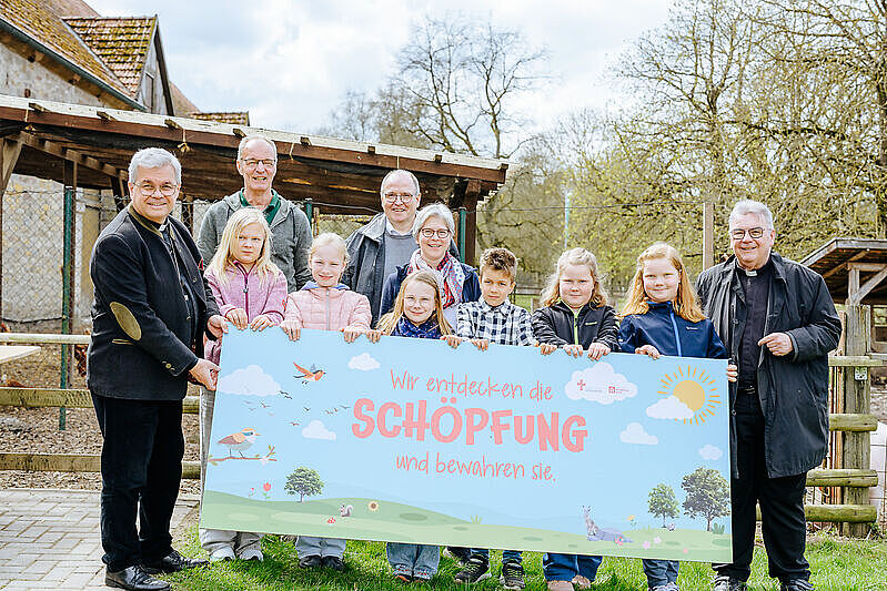 Erzbischof Dr. Udo Markus Bentz, Heinrich Lammers, Leiter des Jugendbauernhofs Hardehausen, Matthias Micheel und Monsignore Georg Austen haben sich gemeinsam mit sechs jungen Entdeckerinnen und Entdeckern auf die Reise der Schöpfung begeben. Foto: Isabella Maria Struck / Erzbistum Paderborn