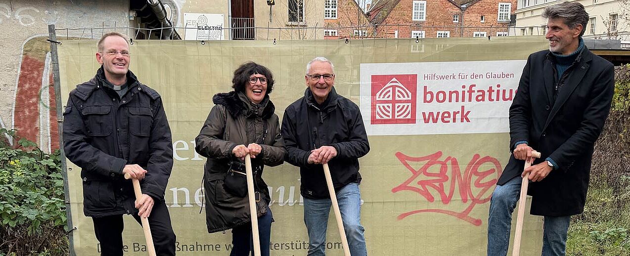 Propst Dr. Arnd Franke, Beate Schmidt (Pfarreiratsvorsitzende), Norbert Schlüter (Kirchenvorstand) und Architekt Eric van Geisten. (Foto: Gerd-Dietrich Schmidt)