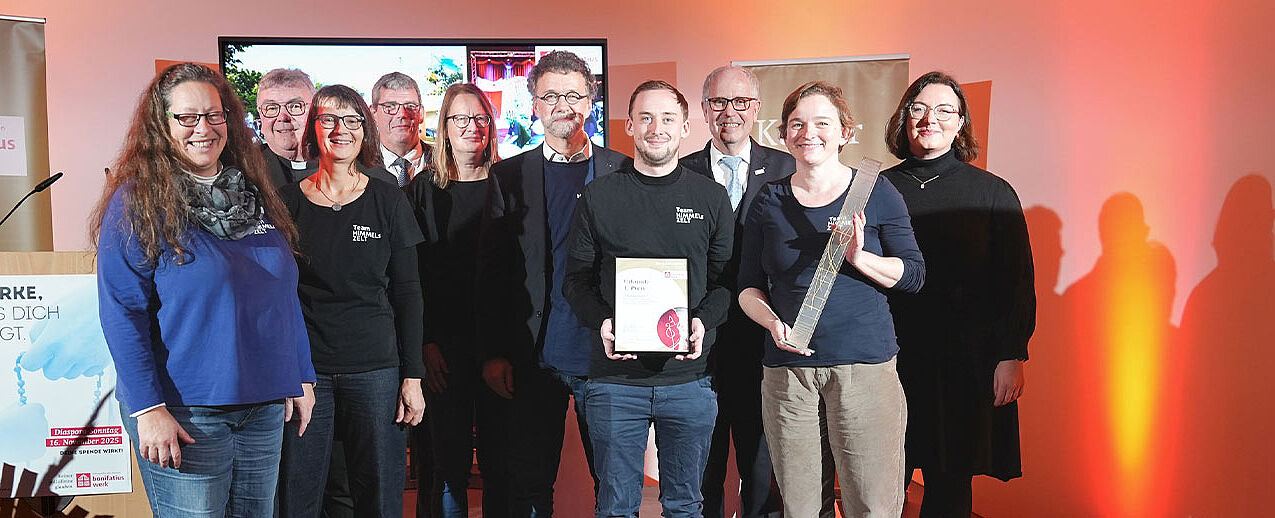 Von Links: Patricia Hinz (Team Himmelszelt), Bonifatiuswerk-Generalsekretär Msgr. Georg Austen, Bettina Brauner (Team Himmelszelt), Bonifatiuswerk-Geschäftsführer Ingo Imenkämper, Gabriele Zawadzki (Team Himmelszelt), Pfarrer Thomas Hoffmann (Team Himmelszelt), Elias Breitner (Team Himmelszelt), Bonifatiuswerk-Präsident Manfred Müller, Antonia Przybilski (Team Himmelszelt), Journalistin und Jurymitglied Daniela Ordowski Foto: Marcus Thielking