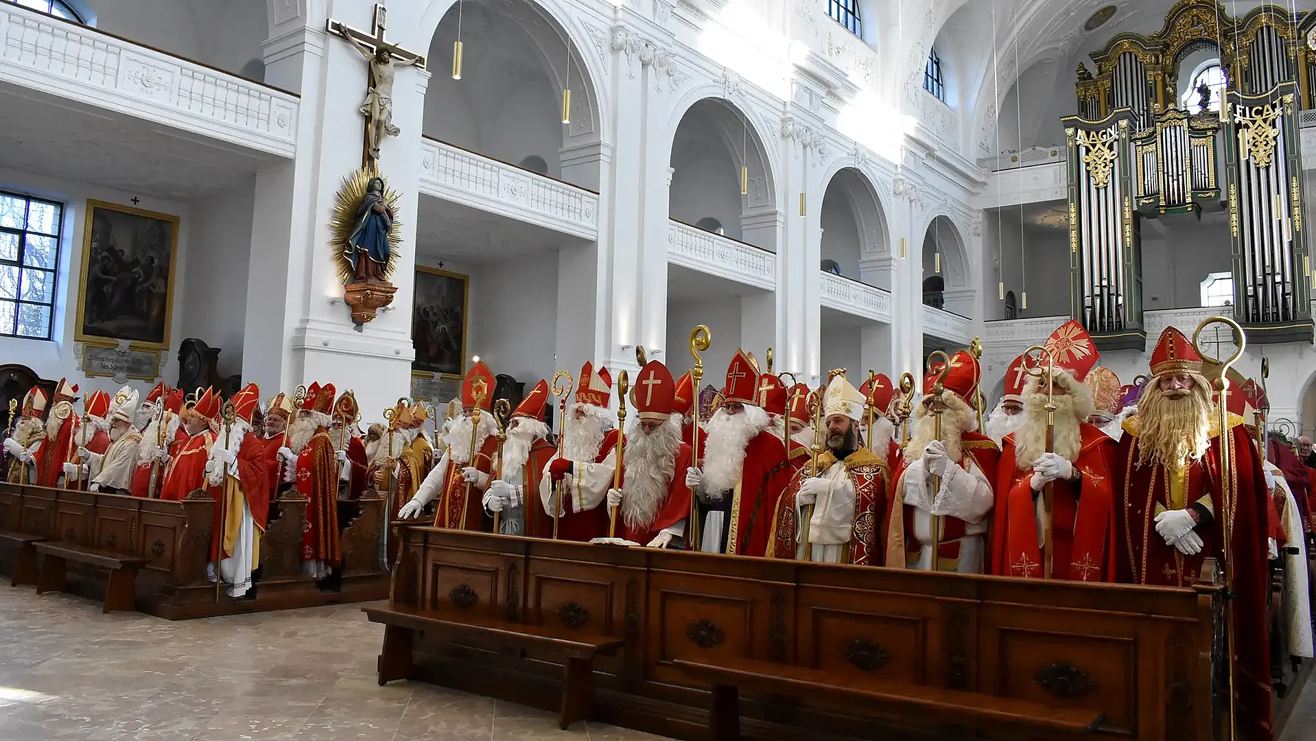 Die mit Nikoläusen vollbesetzte Basilika St. Anna bei der Nikolauswallfahrt im Jahr 2025. Foto: Roswitha Dorfner