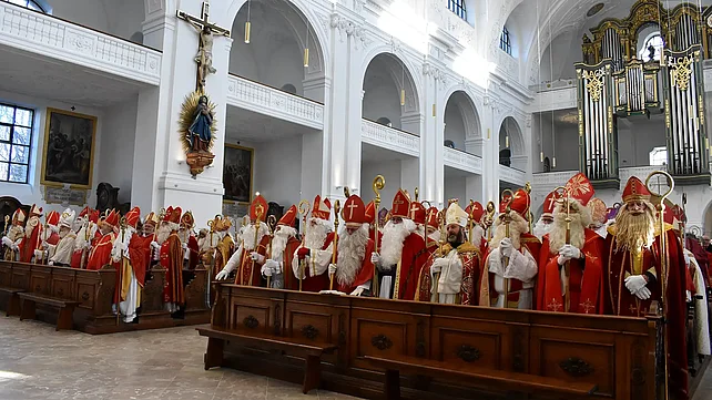 Die mit Nikoläusen vollbesetzte Basilika St. Anna  bei der Nikolauswallfahrt im Jahr 2025. Foto: Roswitha Dorfner