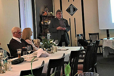 Msgr. Austen hält einen Vortrag beim Dortmunder Lions-Clubs. Foto: Julian Heese