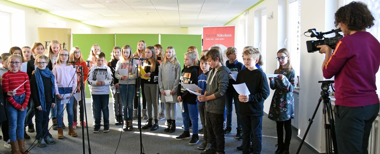 Raphale Vásquez vom WDR Bielefeld nimmt die Einspielung des Nikolausliedes im Liebfrauengymnasium Büren auf. (Foto: Sr. Theresita M. Müller)