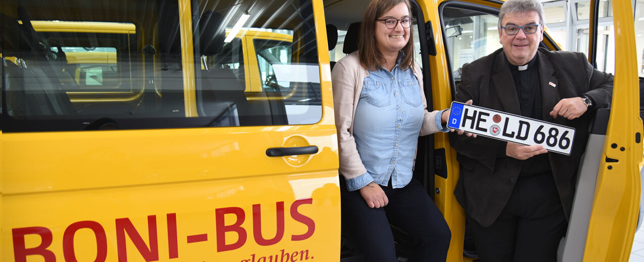 Ein neuer BONI-Bus für die Begegnungsstätte Kloster St. Ludgerus in Helmstedt: Maren Trümper, Msgr. Georg Austen. (Foto: Sr. Theresita M. Müller)