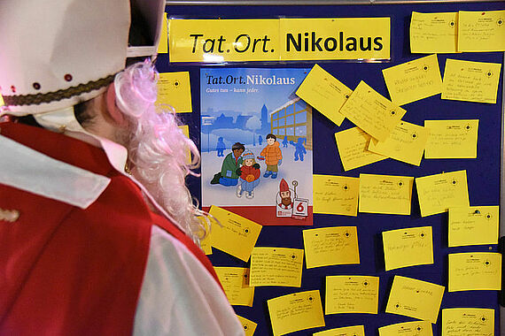 Bischof Nikolaus schaut sie die aufgeschriebenen guten Taten der Passanten in Dortmund an. (Foto: Theresa Meier)