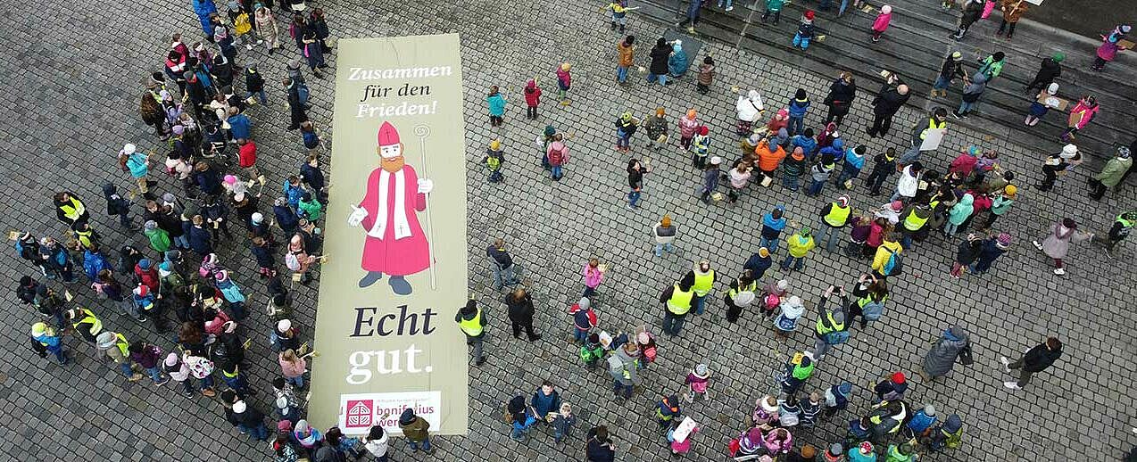 Bei der Aktionseröffnung in Augsburg gab es ein riesiges Nikolaus-Plakat. (Foto: Theresa Meier)