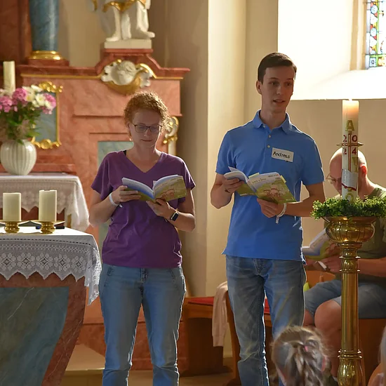 Die ehrenamtlichen Betreuer Anna Brumm und Andreas Kahlmeier haben als Impuls ein Anspiel vorbereitet: Sie besichtigen als Touristen das italienische Assisi. (Foto: Simon Helmers)