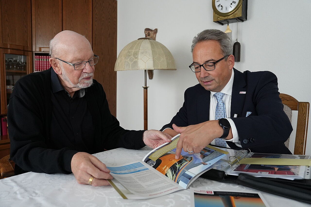 Andreas Kaiser (r.), Referent im Bonifatius Stiftungszentrum, ist der direkte Ansprechpartner für Pfarrer Dziwisch, der in ihm eine gute und verlässliche Unterstützung bei der Klärung wichtiger Themen wie Spenden- und Nachlassregelung sieht. (Foto: Theresa Meier)