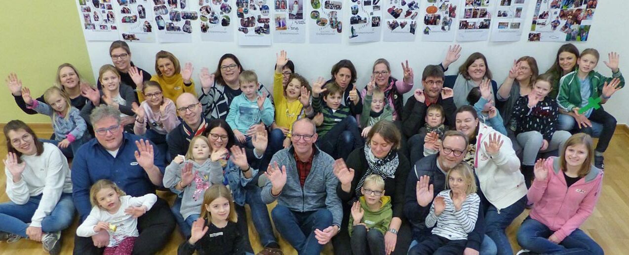 Die bunten Lebenswege zeugen von reichhaltigem Leben und wertvollen Mitmenschen. Viele Eltern freuten sich über die Zeit allein mit ihrem Kommunionkind. (Foto: Frank Zillmann)