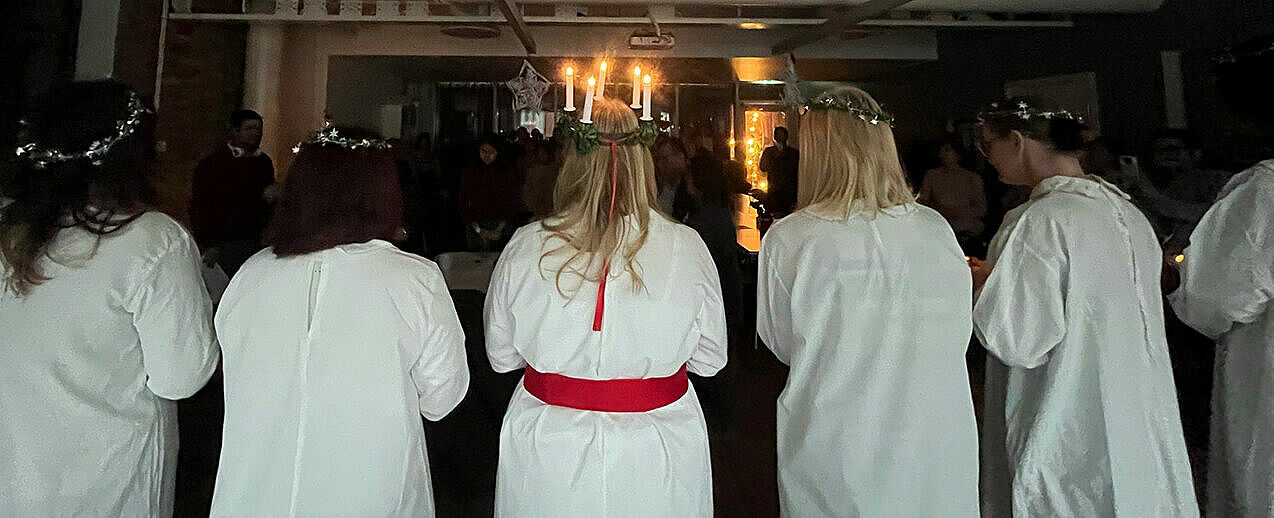 Traditionell wird das Lichterfest in den nordischen Ländern gefeiert, die Lucia trägt dabei einen Lichterkranz auf dem Kopf. (Foto: Caritas Sverige)