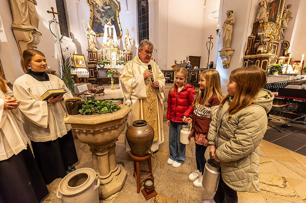 Bonifatiuswerk-Generalsekretär Monsignore Georg Austen weiht das Quellwasser.