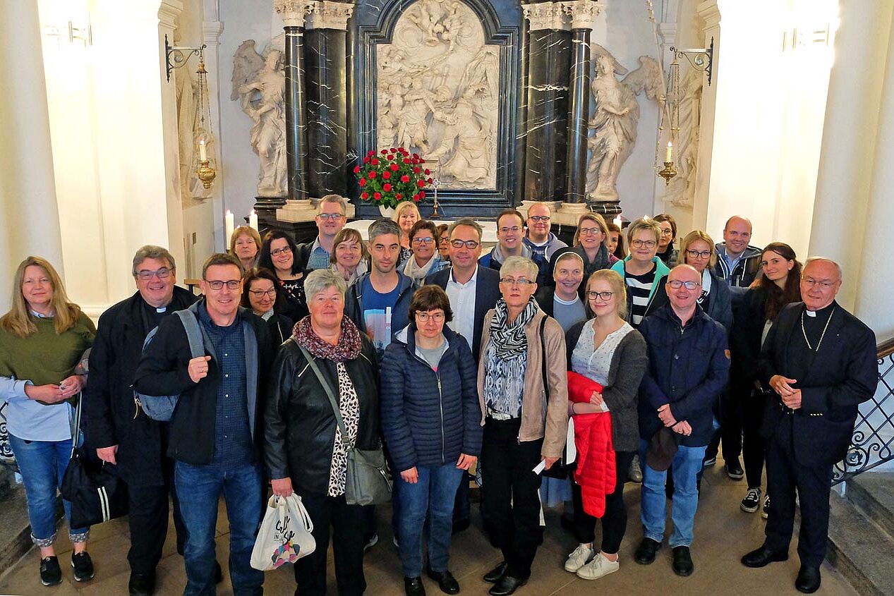 Zum 170. Geburtstag des Bonifatiuswerkes haben die Mitarbeiterinnen und Mitarbeiter das Grab des Heiligen Bonifatius in Fulda besucht. (Foto: Patrick Kleibold)