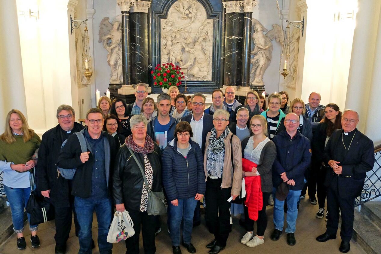 Zum 170. Geburtstag des Bonifatiuswerkes haben die Mitarbeiterinnen und Mitarbeiter das Grab des Heiligen Bonifatius in Fulda besucht. (Foto: Patrick Kleibold)