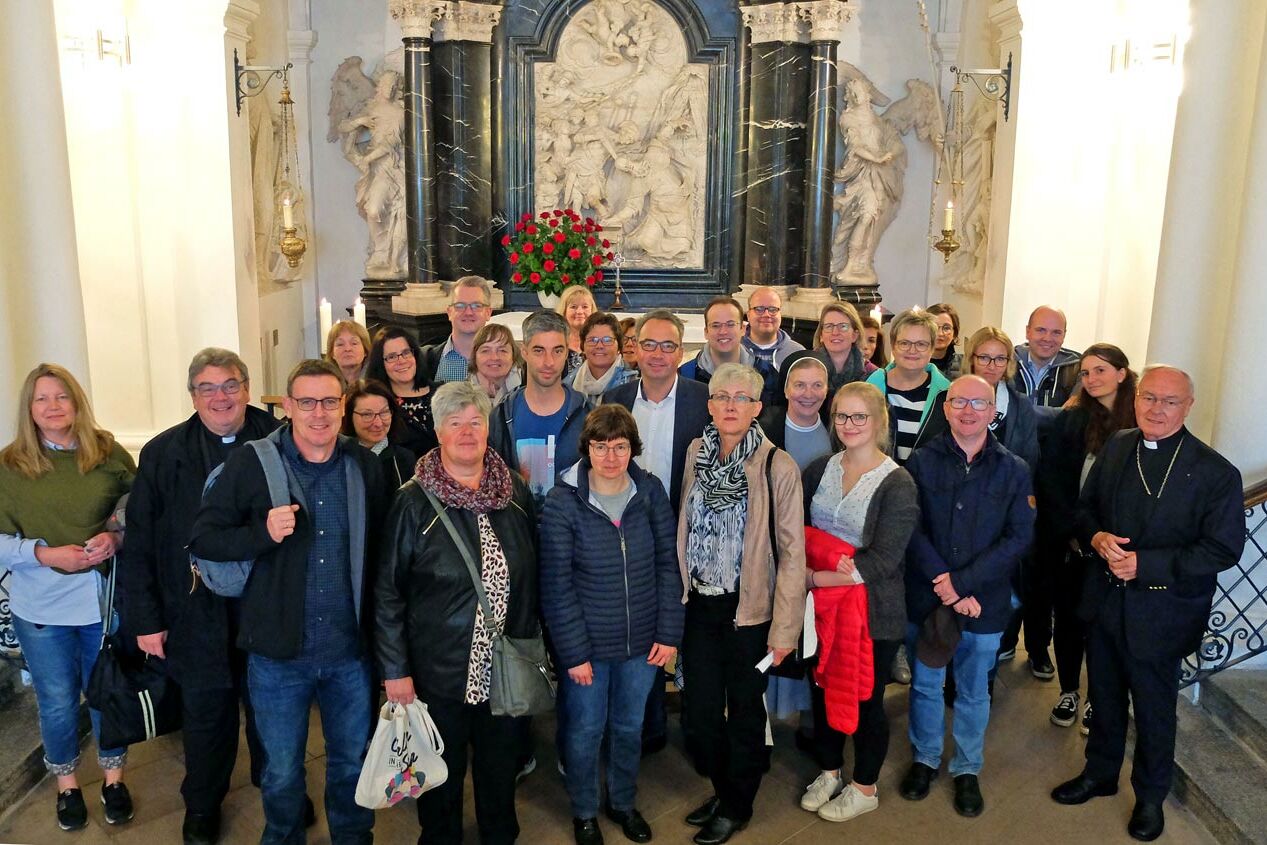 Employees visited the grave of Saint Boniface on 170th birthday of the aid organisation in Fulda. (Photo: Patrick Kleibold)